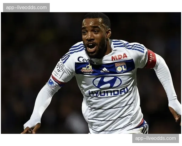 官方伤情通报：里昂前锋拉卡泽特恢复合练，有望周末复出