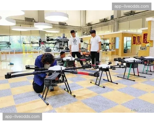 训练场特写:巴黎教练组利用无人机航拍,分析球员压迫时的整体移动阵型 训练场特写:巴黎教练组利用无人机航拍,分析球员压迫时的整体移动阵型