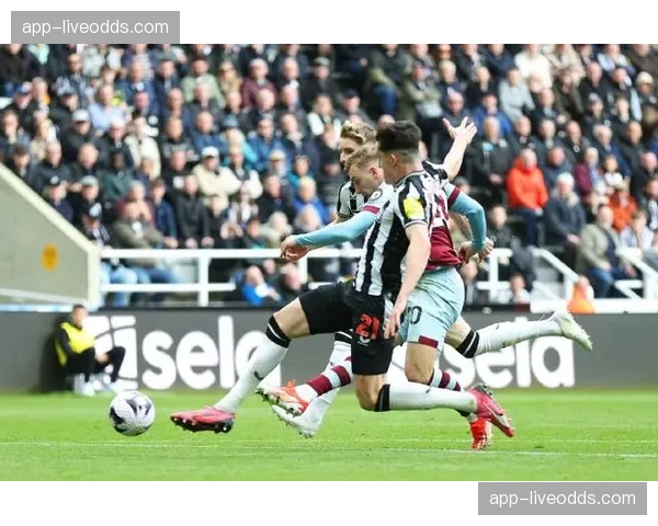 即时战报:西汉姆联通过一次经典反击取得领先,鲍文单刀破门 即时战报:西汉姆联通过一次经典反击取得领先,鲍文单刀破门