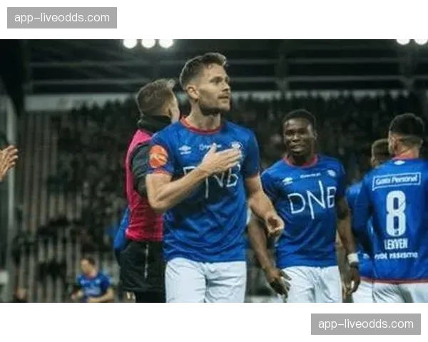 资深裁判布奎特在退役访谈中谈及执法定位球时的压力与判断