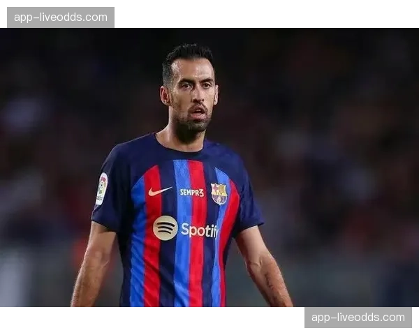 特写：老将布斯克茨在皇家贝蒂斯训练场指导年轻中场视频曝光